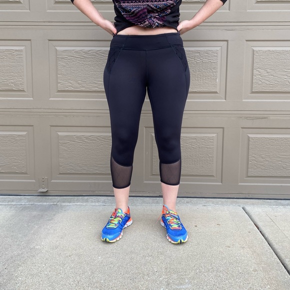 Black Pyramid Mesh Workout Capri Leggings - Women, size S/M stretch - Picture 1 of 11